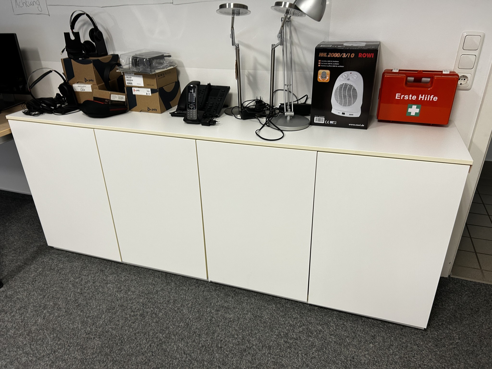 gepflegte, hochwertige Medientechnik sowie Büroausstattung-1