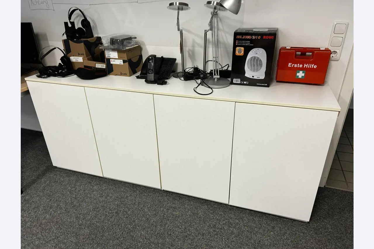 gepflegte, hochwertige Medientechnik sowie Büroausstattung-1