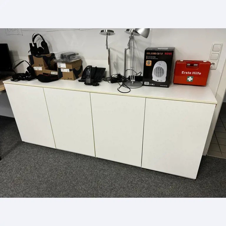 gepflegte, hochwertige Medientechnik sowie Büroausstattung-1