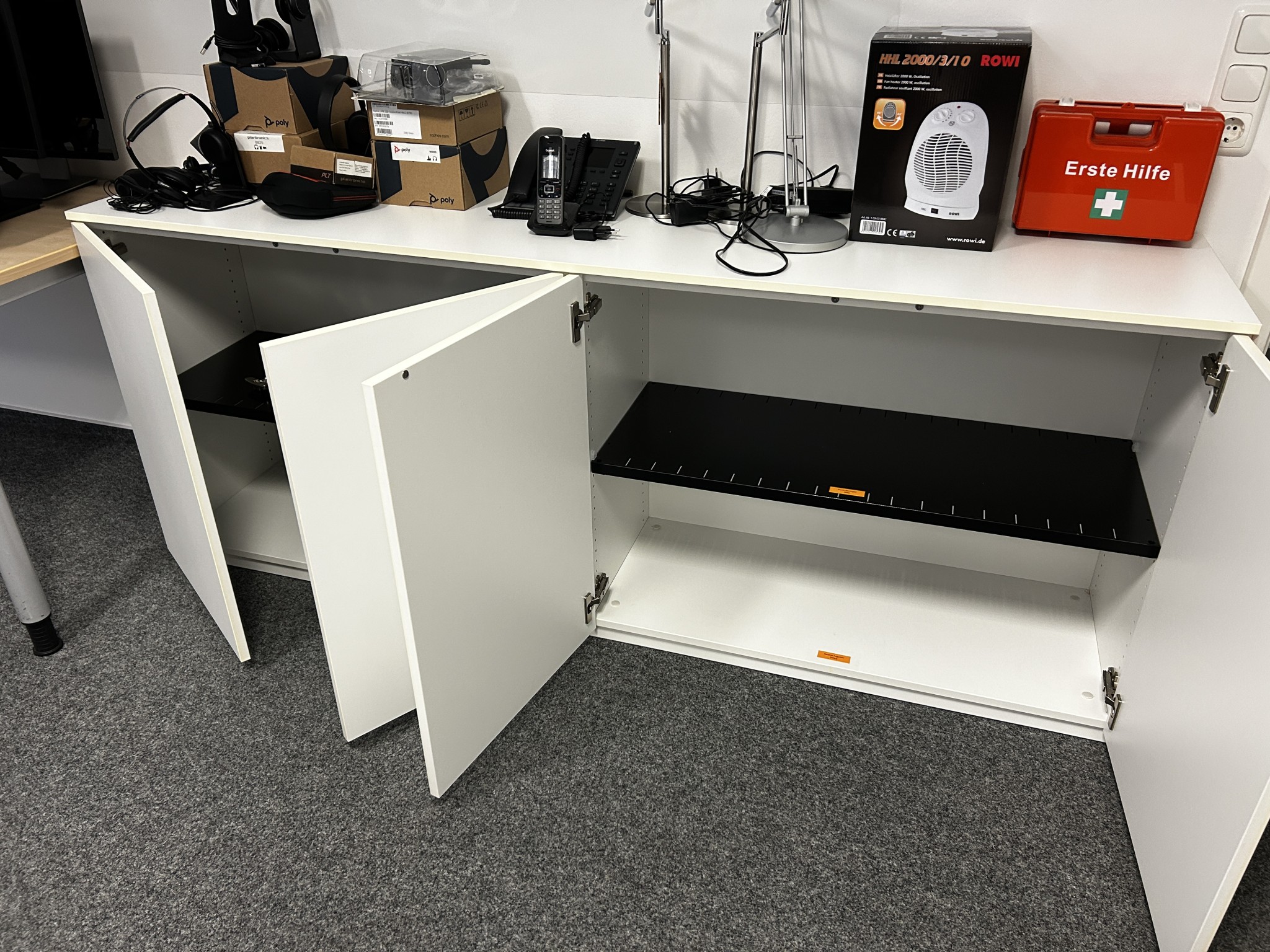 gepflegte, hochwertige Medientechnik sowie Büroausstattung-2