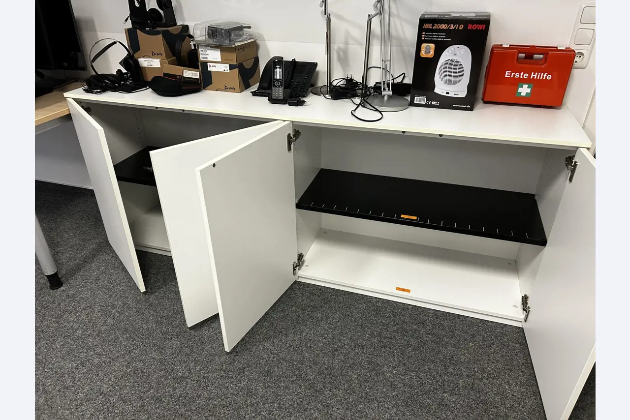 gepflegte, hochwertige Medientechnik sowie Büroausstattung-2