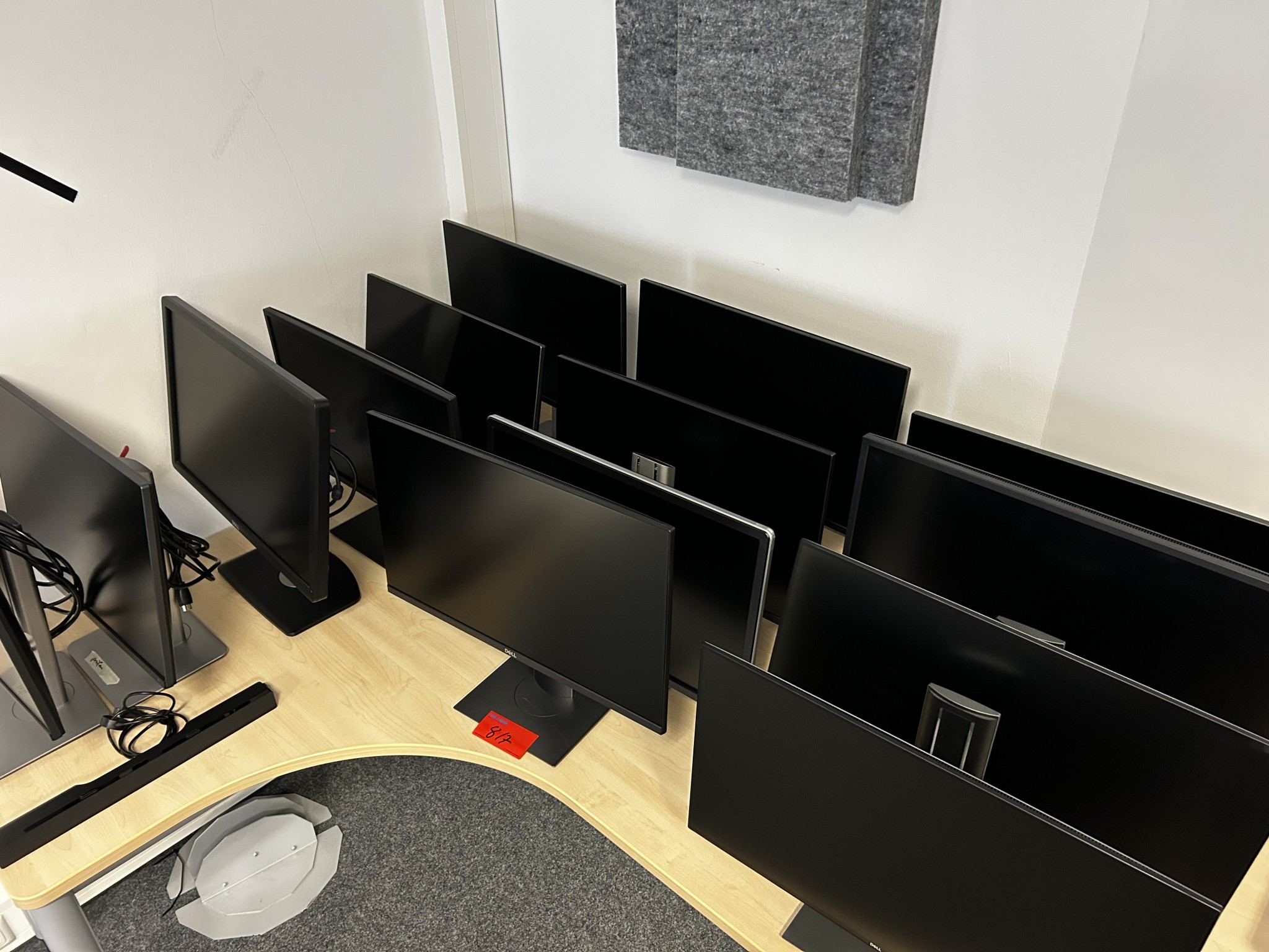 gepflegte, hochwertige Medientechnik sowie Büroausstattung-1