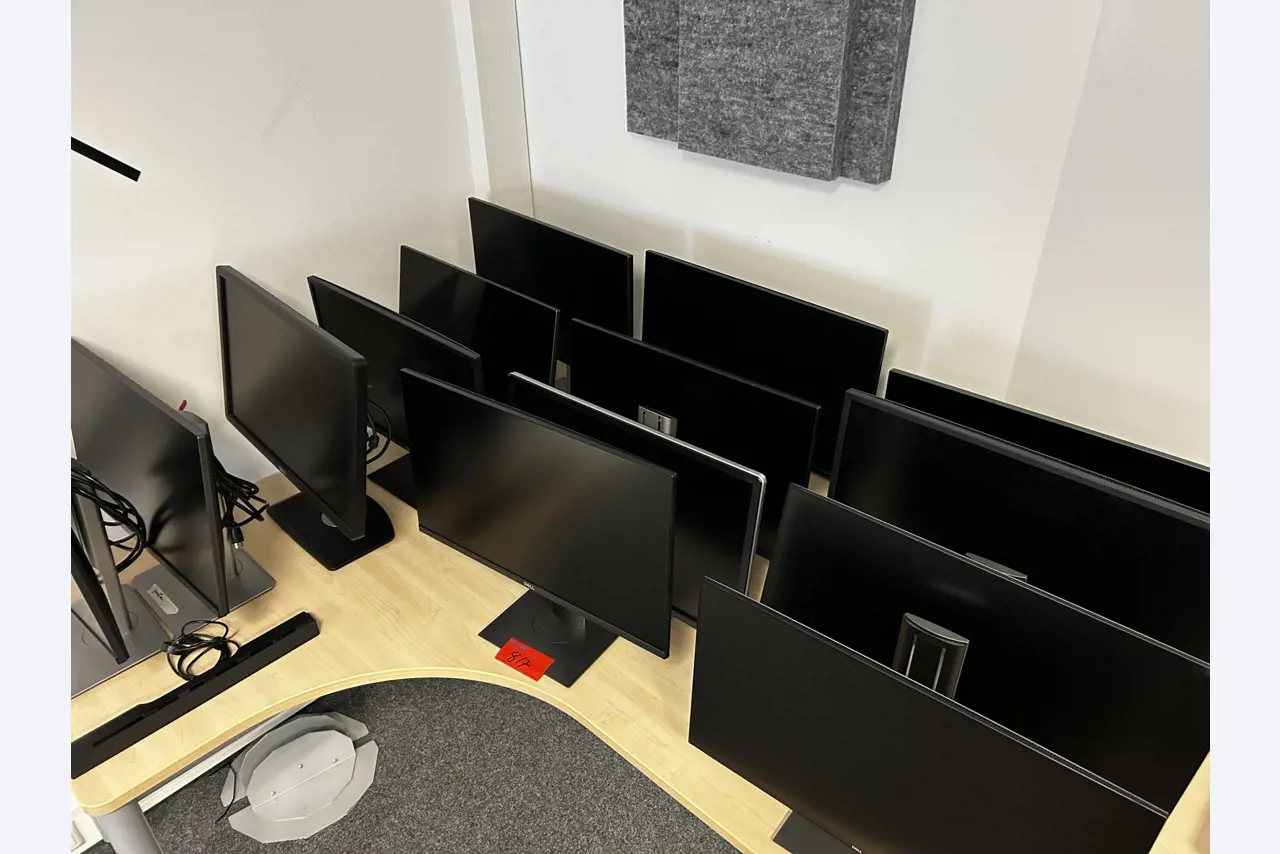 gepflegte, hochwertige Medientechnik sowie Büroausstattung-1