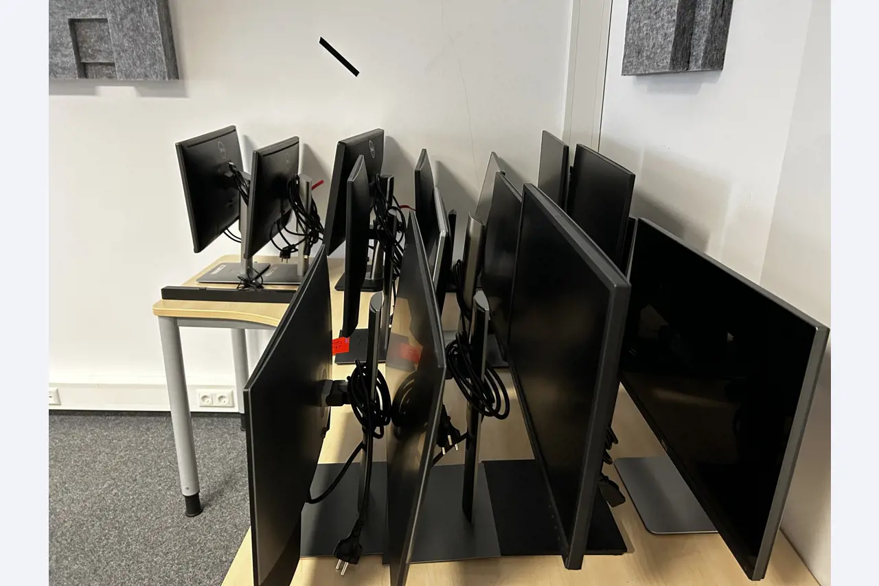 gepflegte, hochwertige Medientechnik sowie Büroausstattung-5