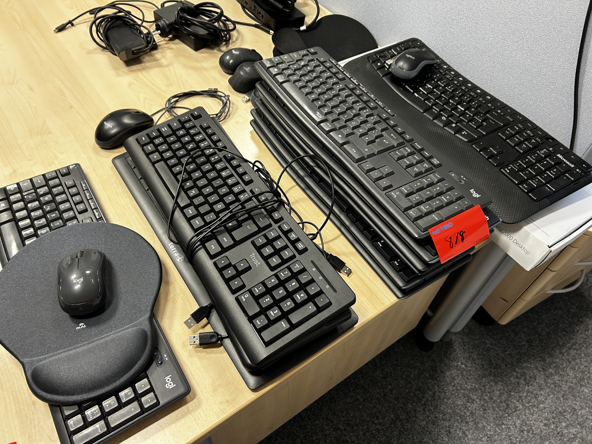 gepflegte, hochwertige Medientechnik sowie Büroausstattung-1