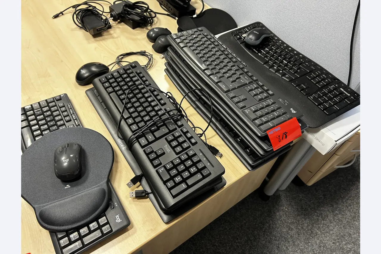 gepflegte, hochwertige Medientechnik sowie Büroausstattung-1