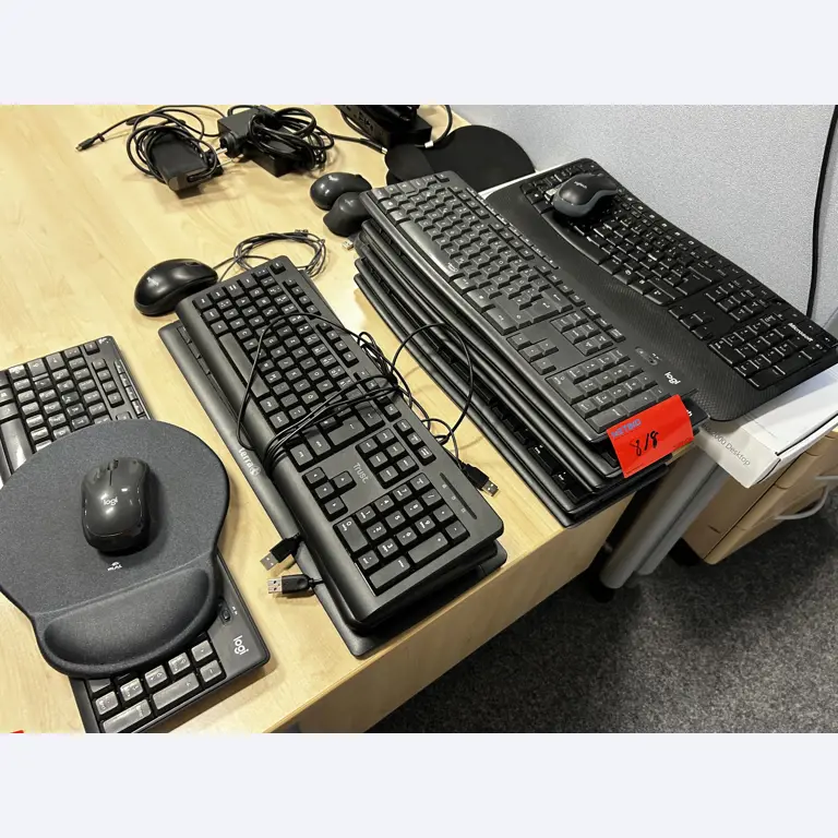 gepflegte, hochwertige Medientechnik sowie Büroausstattung-1