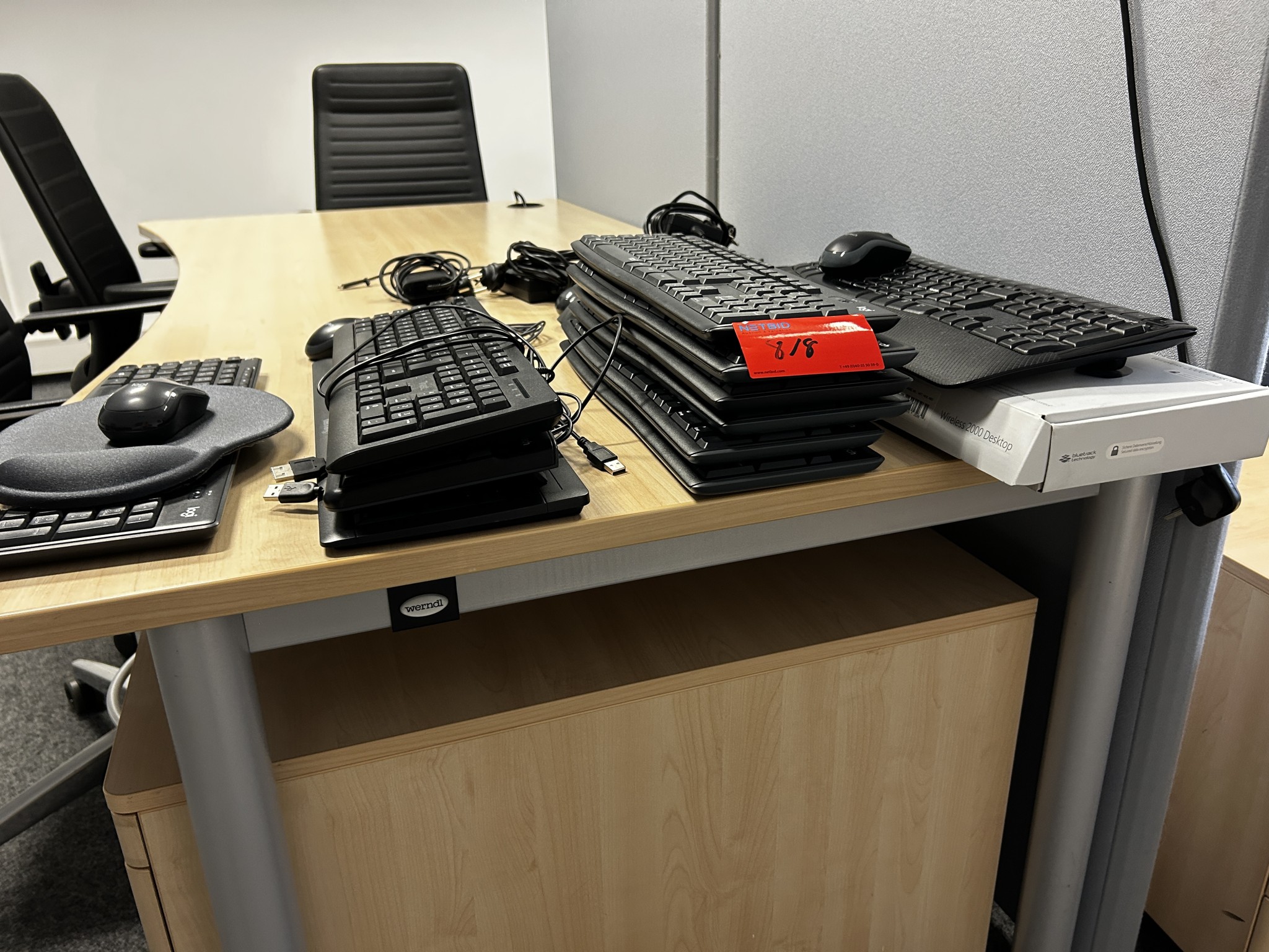 gepflegte, hochwertige Medientechnik sowie Büroausstattung-2