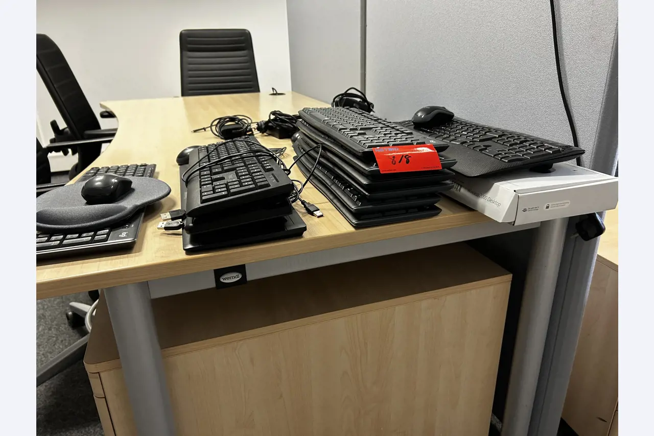 gepflegte, hochwertige Medientechnik sowie Büroausstattung-2