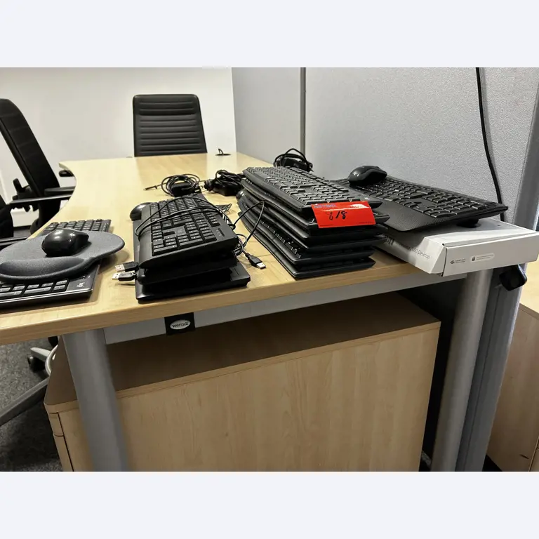 gepflegte, hochwertige Medientechnik sowie Büroausstattung-2