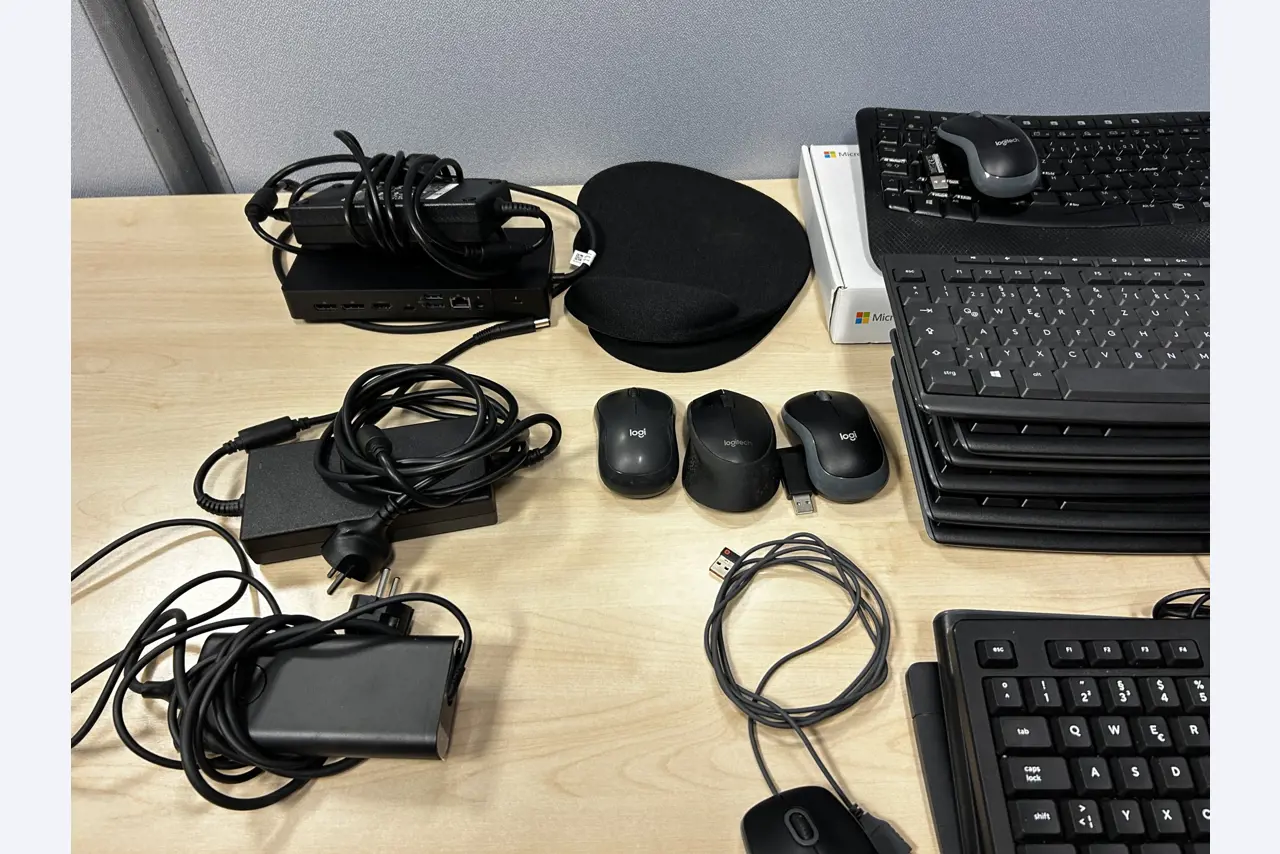 gepflegte, hochwertige Medientechnik sowie Büroausstattung-3