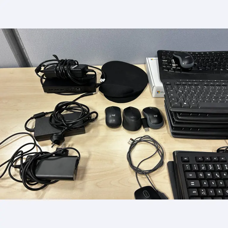 gepflegte, hochwertige Medientechnik sowie Büroausstattung-3