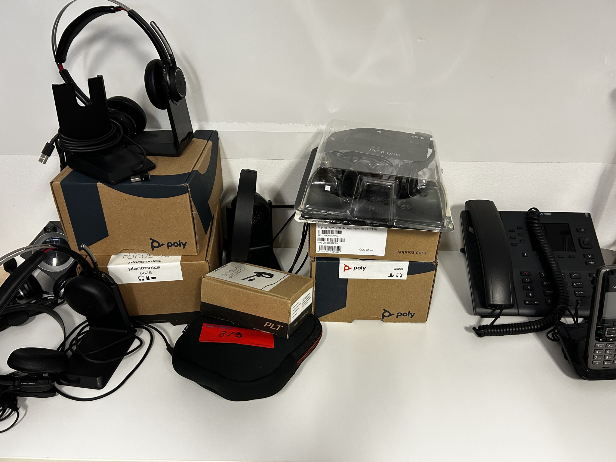 gepflegte, hochwertige Medientechnik sowie Büroausstattung-1