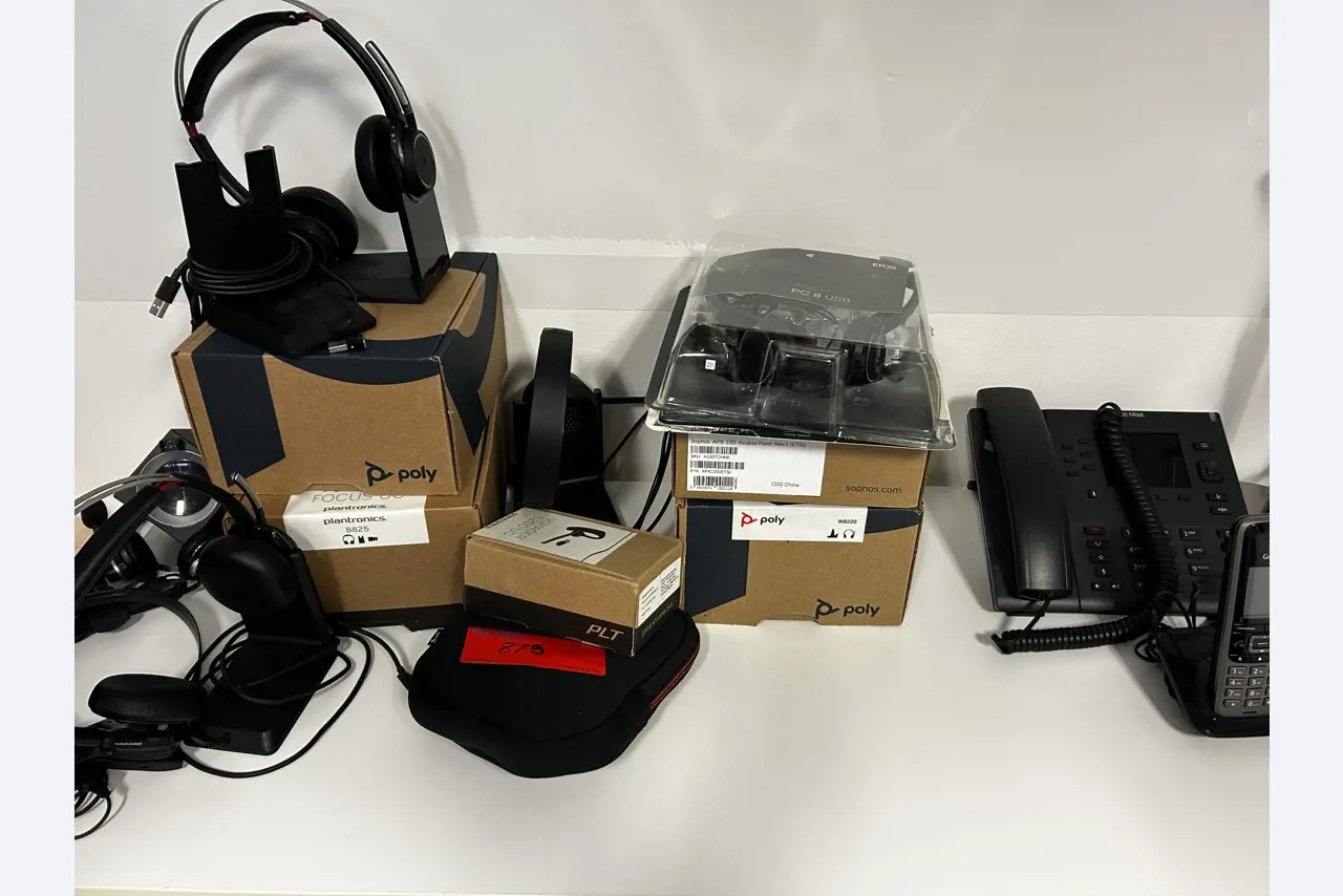 gepflegte, hochwertige Medientechnik sowie Büroausstattung-1