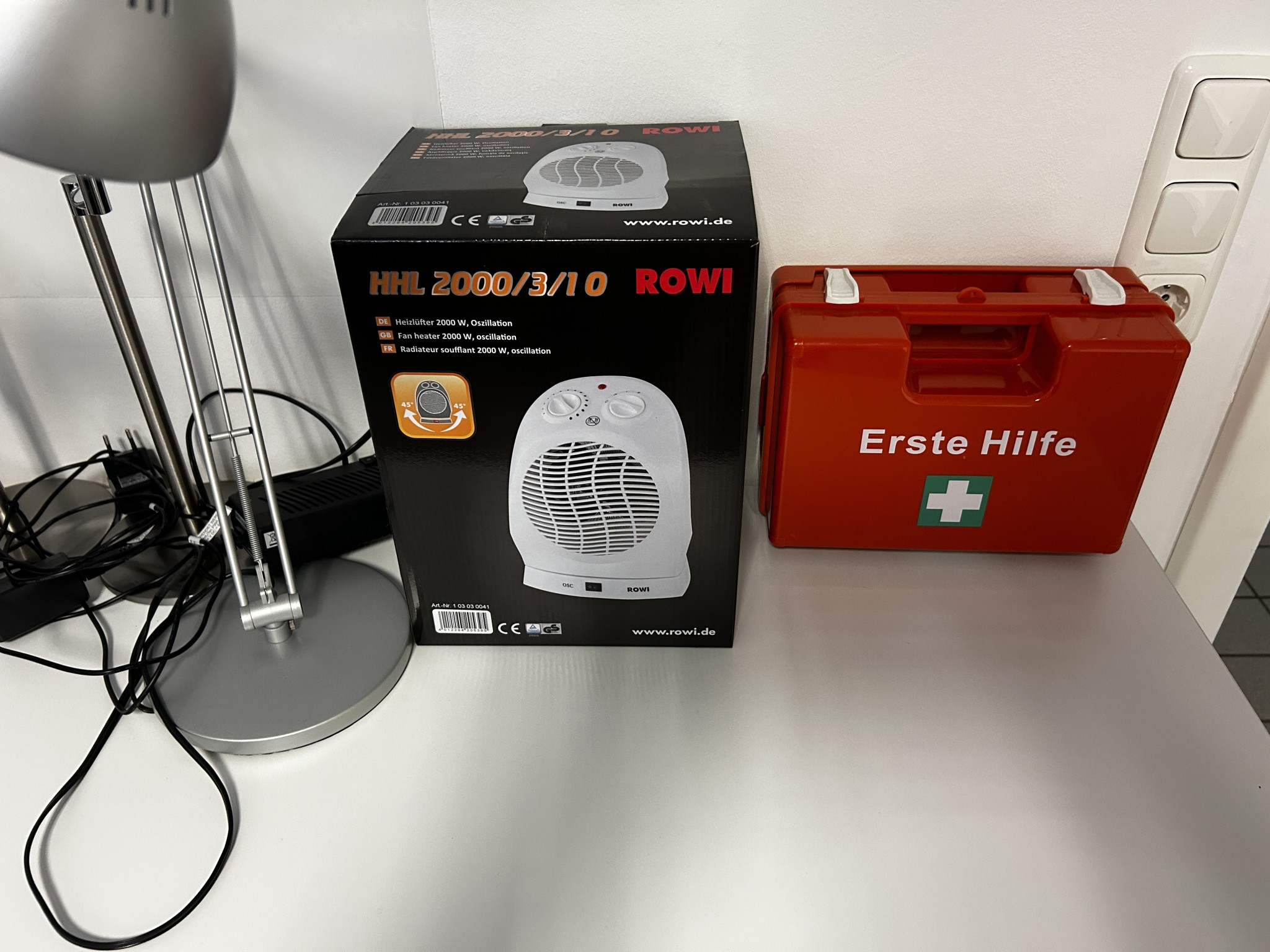 gepflegte, hochwertige Medientechnik sowie Büroausstattung-3