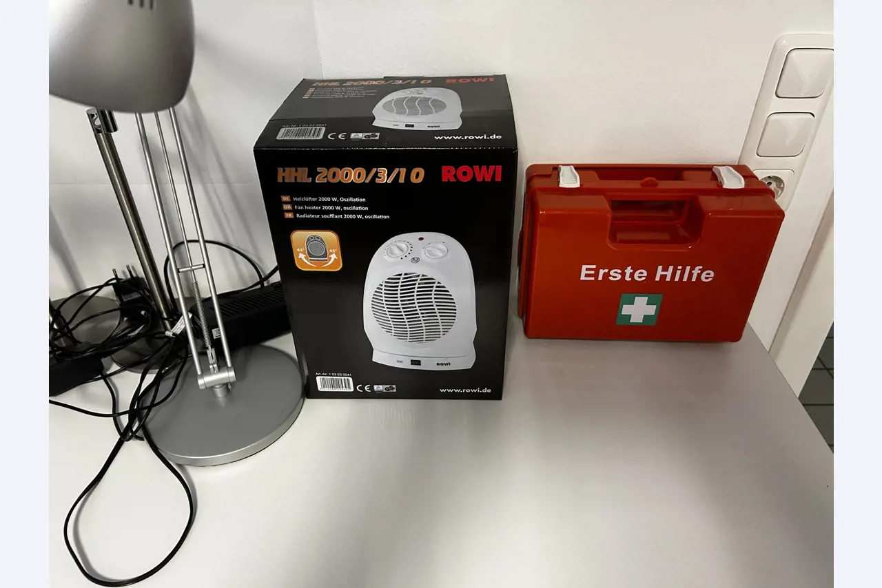 gepflegte, hochwertige Medientechnik sowie Büroausstattung-3