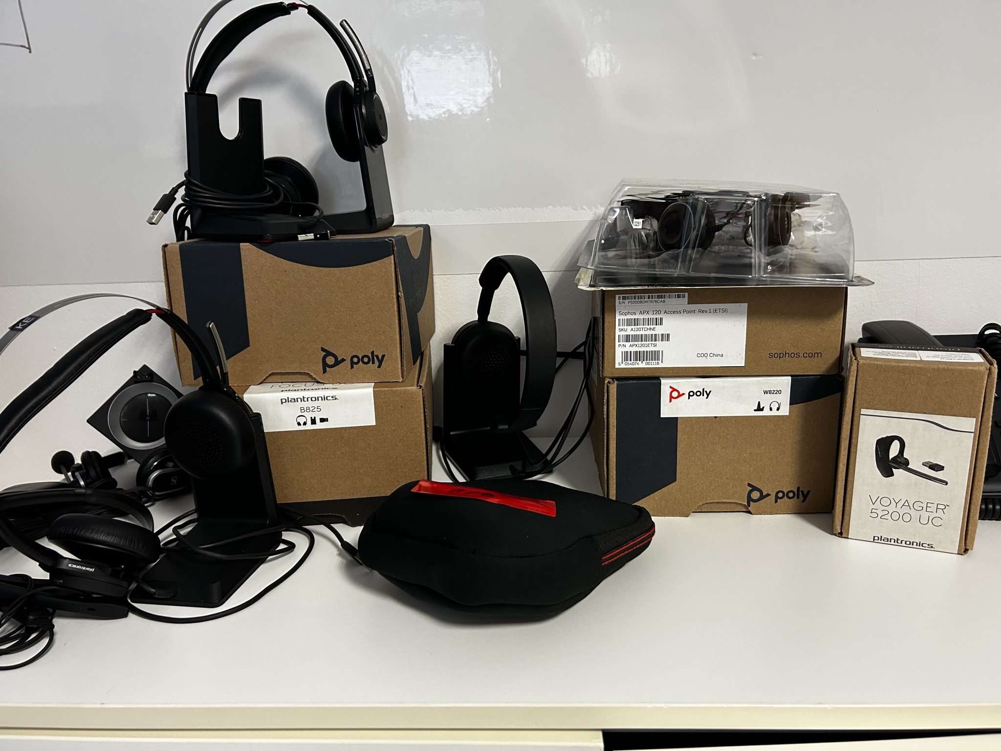 gepflegte, hochwertige Medientechnik sowie Büroausstattung-4