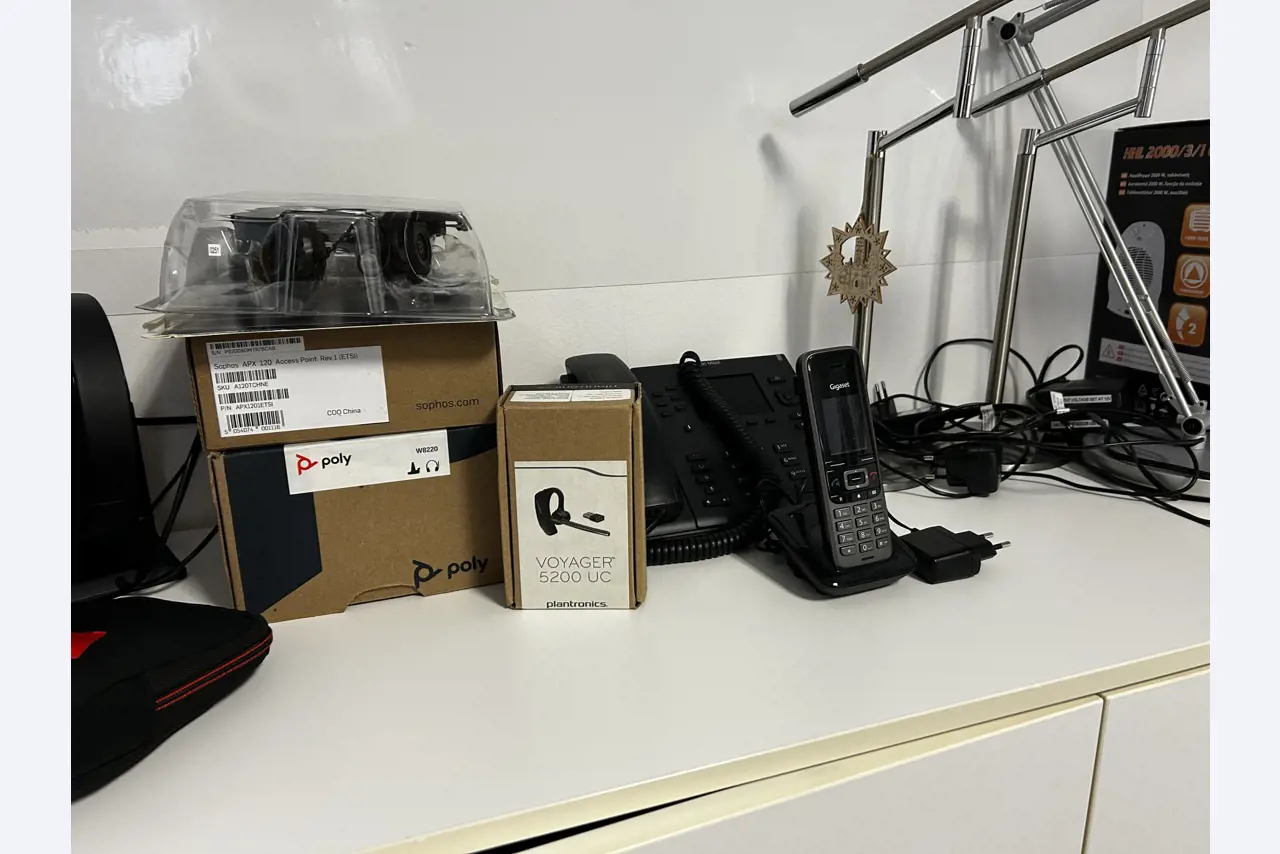 gepflegte, hochwertige Medientechnik sowie Büroausstattung-5