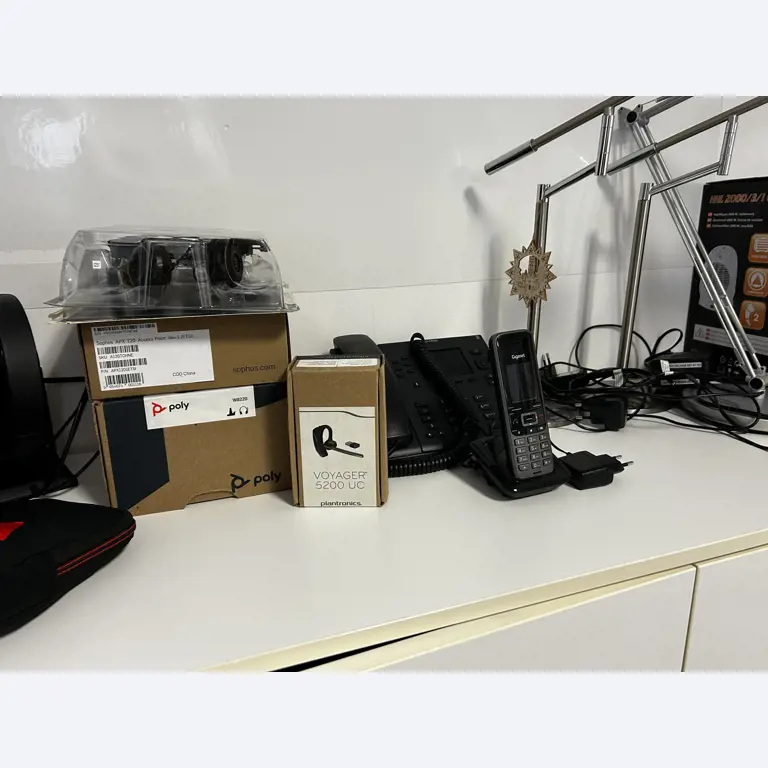 gepflegte, hochwertige Medientechnik sowie Büroausstattung-5