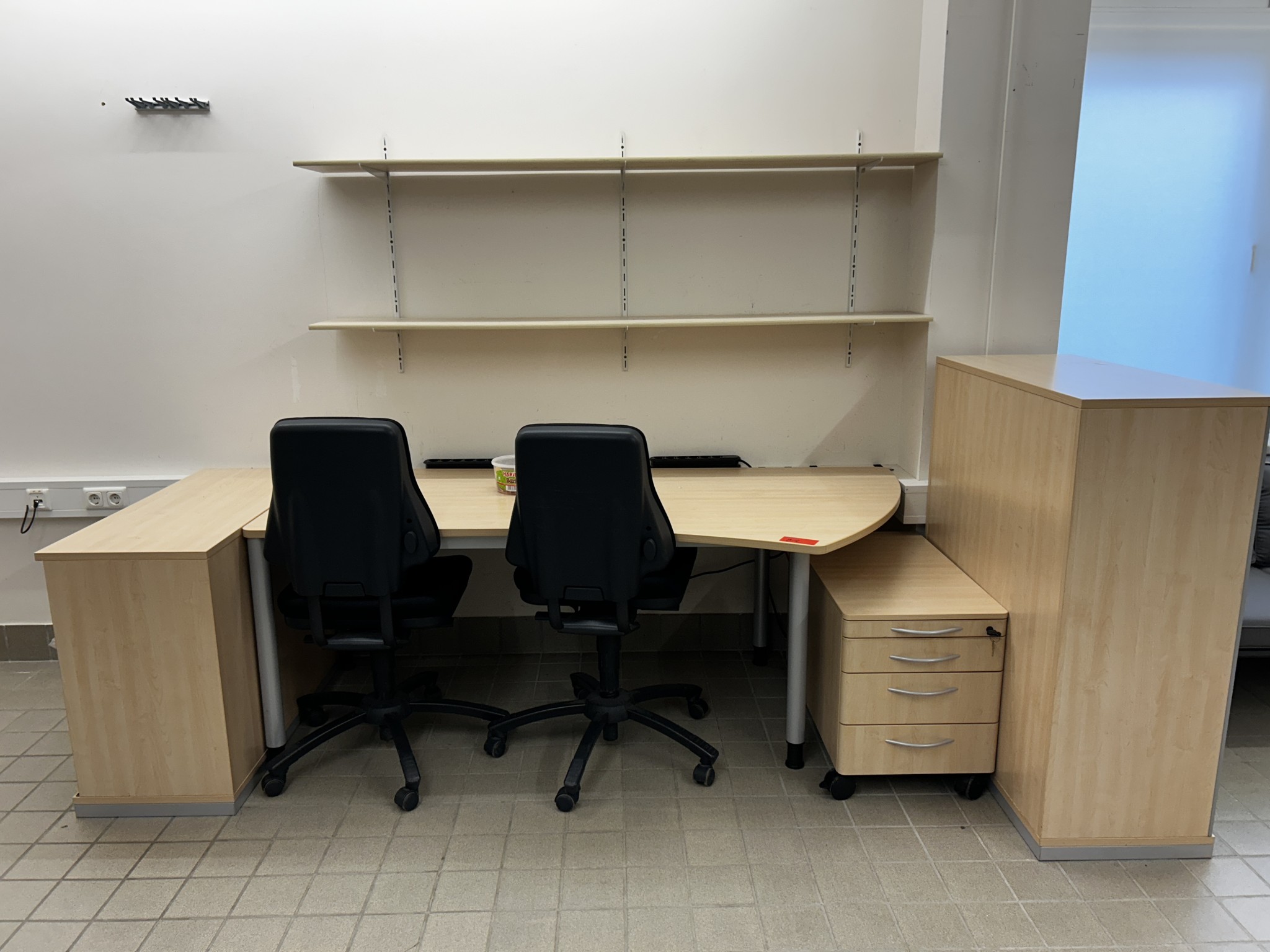 gepflegte, hochwertige Medientechnik sowie Büroausstattung-1