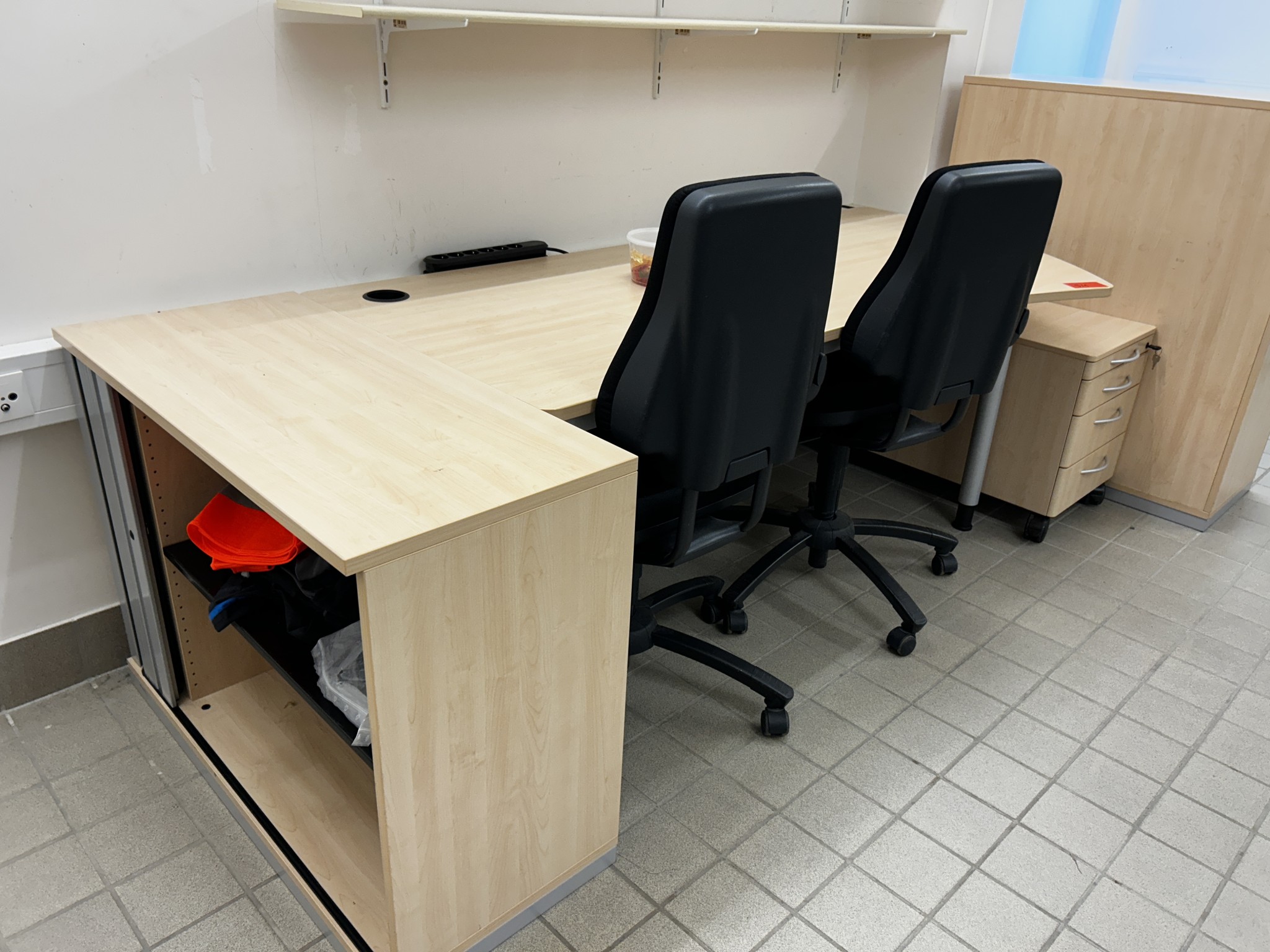 gepflegte, hochwertige Medientechnik sowie Büroausstattung-2