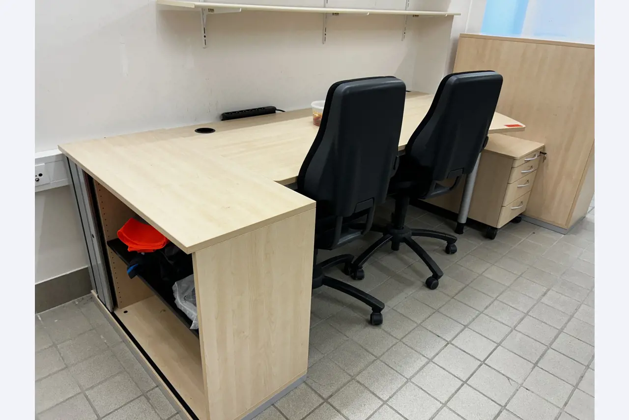 gepflegte, hochwertige Medientechnik sowie Büroausstattung-2