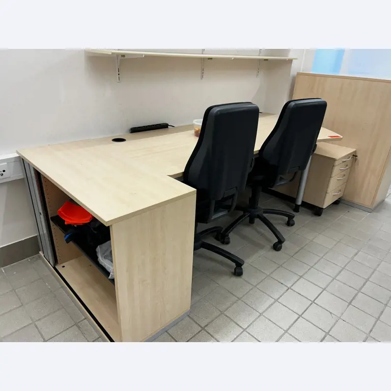 gepflegte, hochwertige Medientechnik sowie Büroausstattung-2