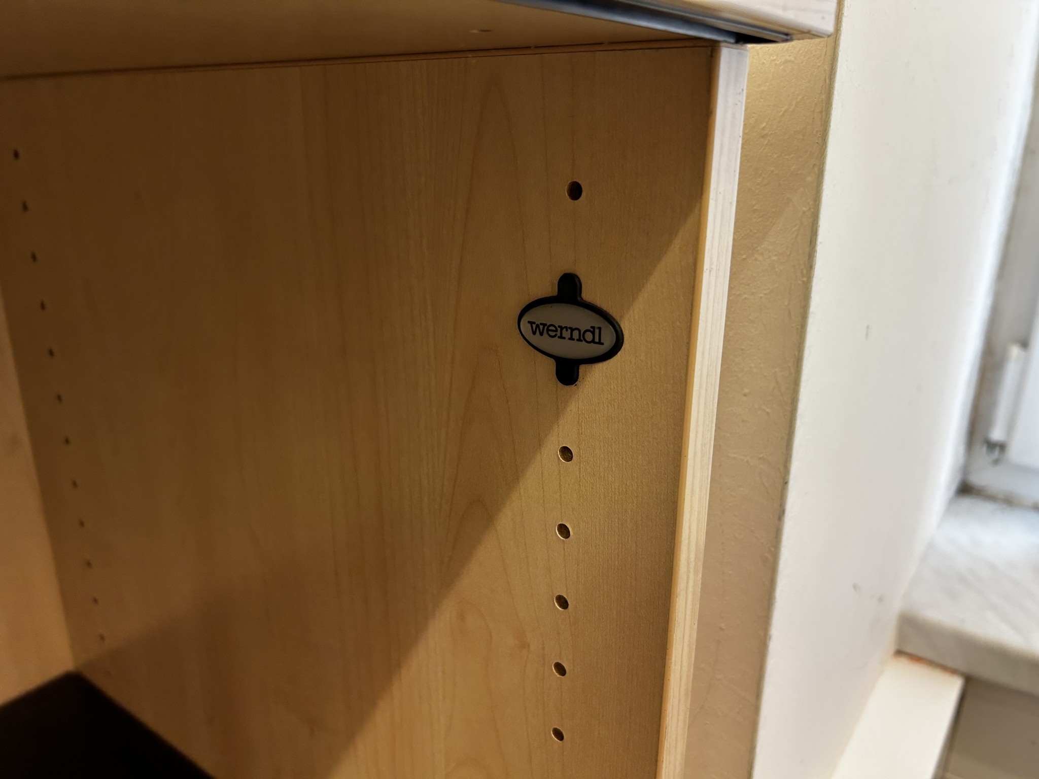 gepflegte, hochwertige Medientechnik sowie Büroausstattung-4