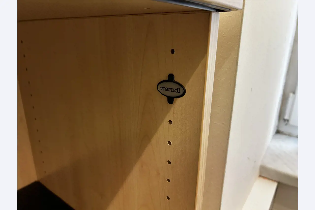 gepflegte, hochwertige Medientechnik sowie Büroausstattung-4