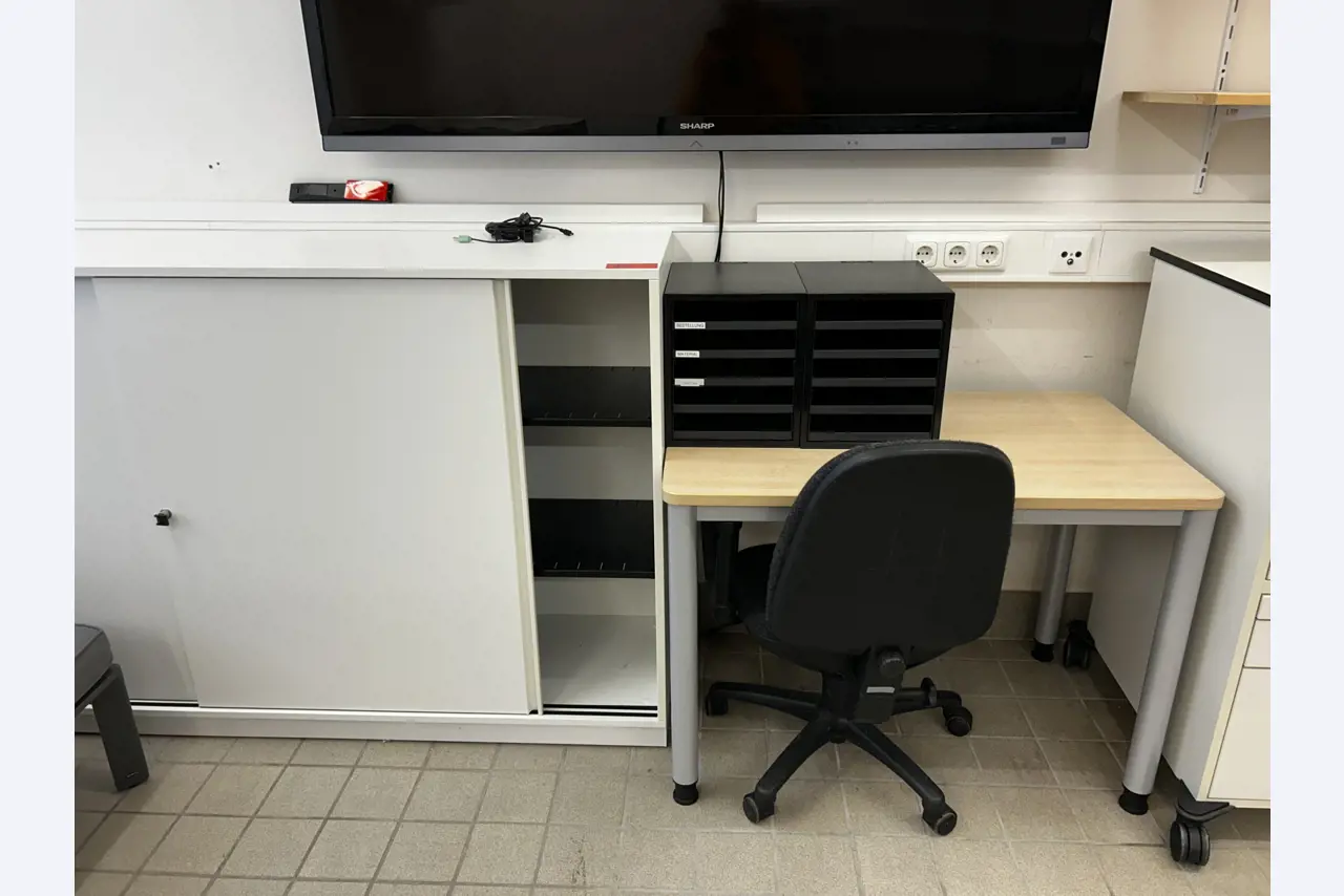 gepflegte, hochwertige Medientechnik sowie Büroausstattung-1