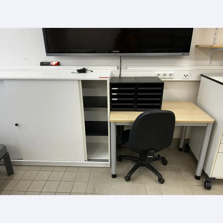 gepflegte, hochwertige Medientechnik sowie Büroausstattung-1