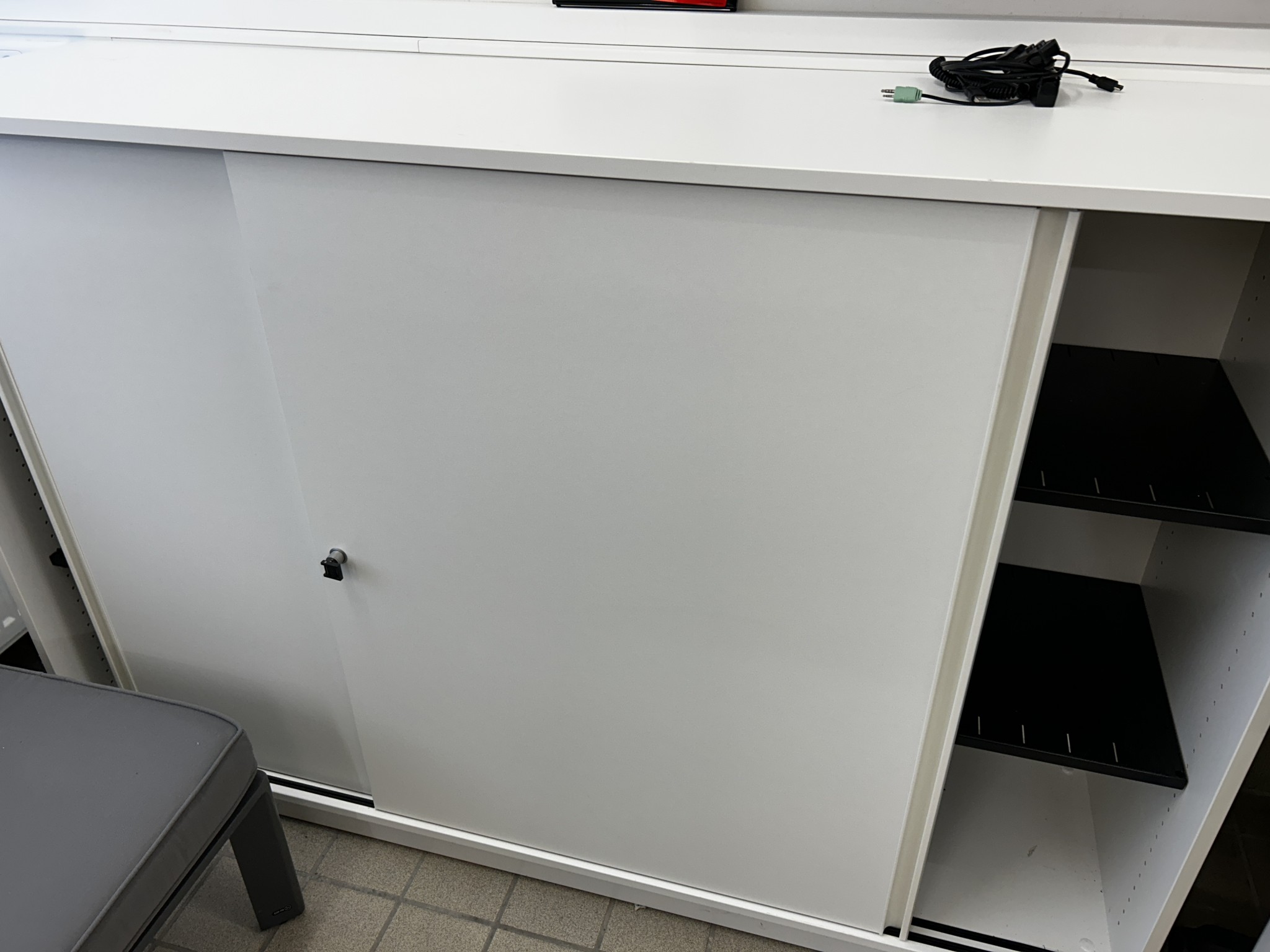 gepflegte, hochwertige Medientechnik sowie Büroausstattung-2