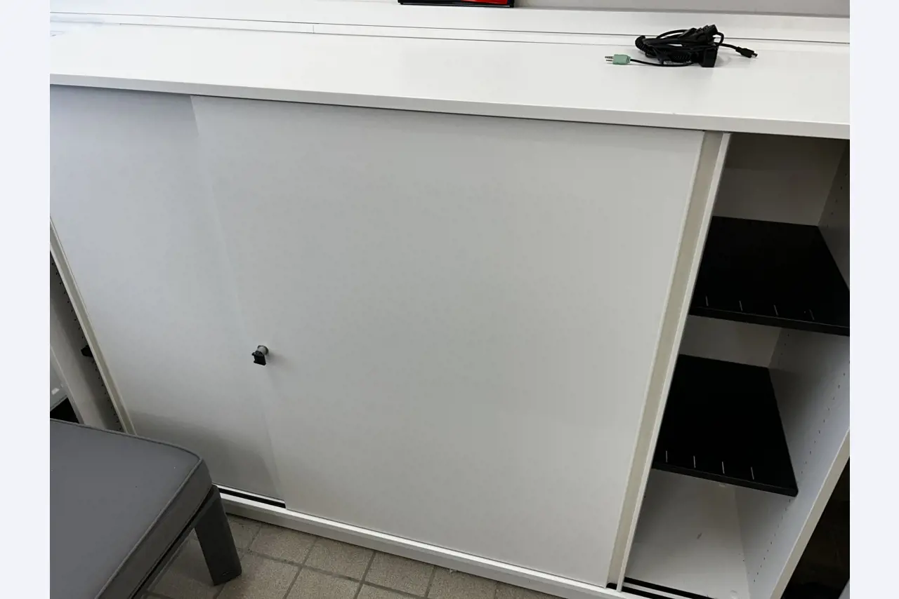 gepflegte, hochwertige Medientechnik sowie Büroausstattung-2