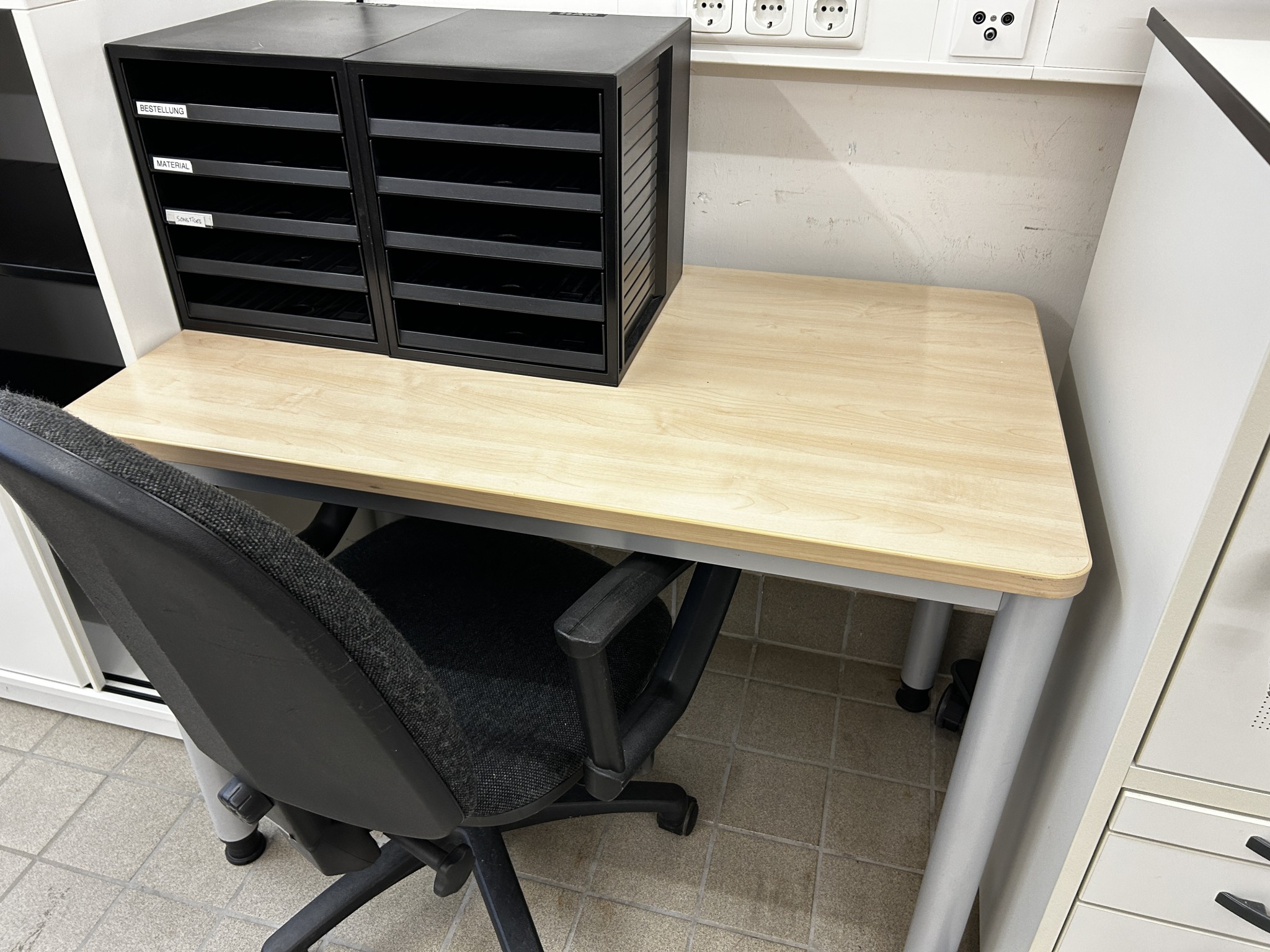 gepflegte, hochwertige Medientechnik sowie Büroausstattung-3