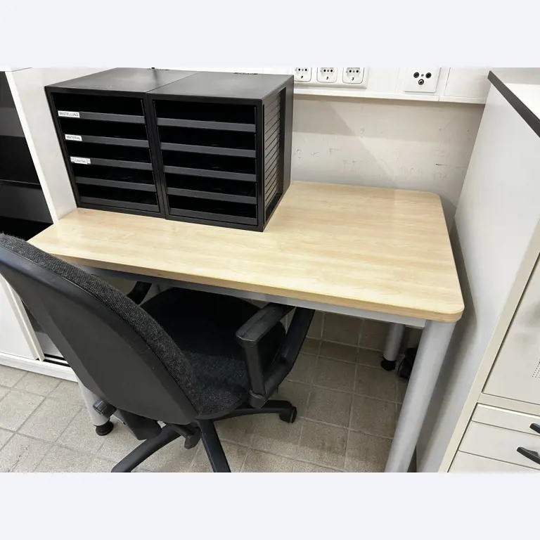 gepflegte, hochwertige Medientechnik sowie Büroausstattung-3