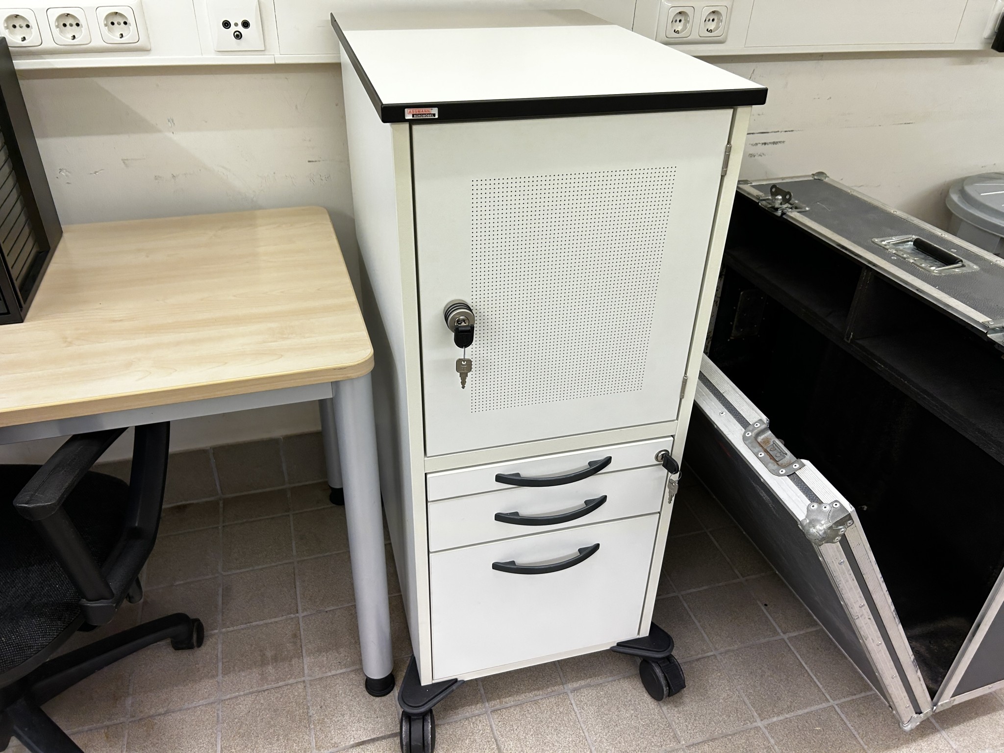 gepflegte, hochwertige Medientechnik sowie Büroausstattung-4