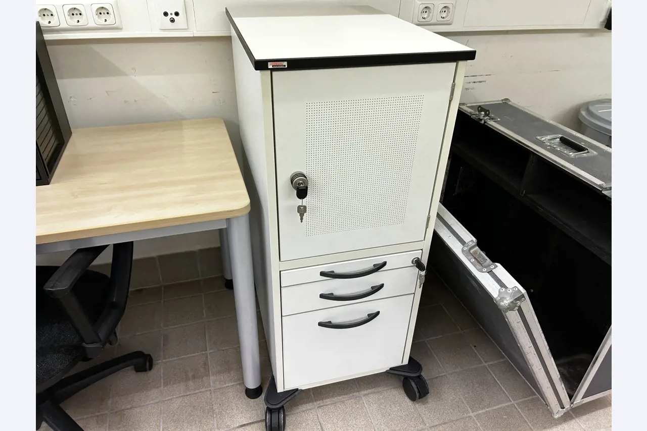 gepflegte, hochwertige Medientechnik sowie Büroausstattung-4