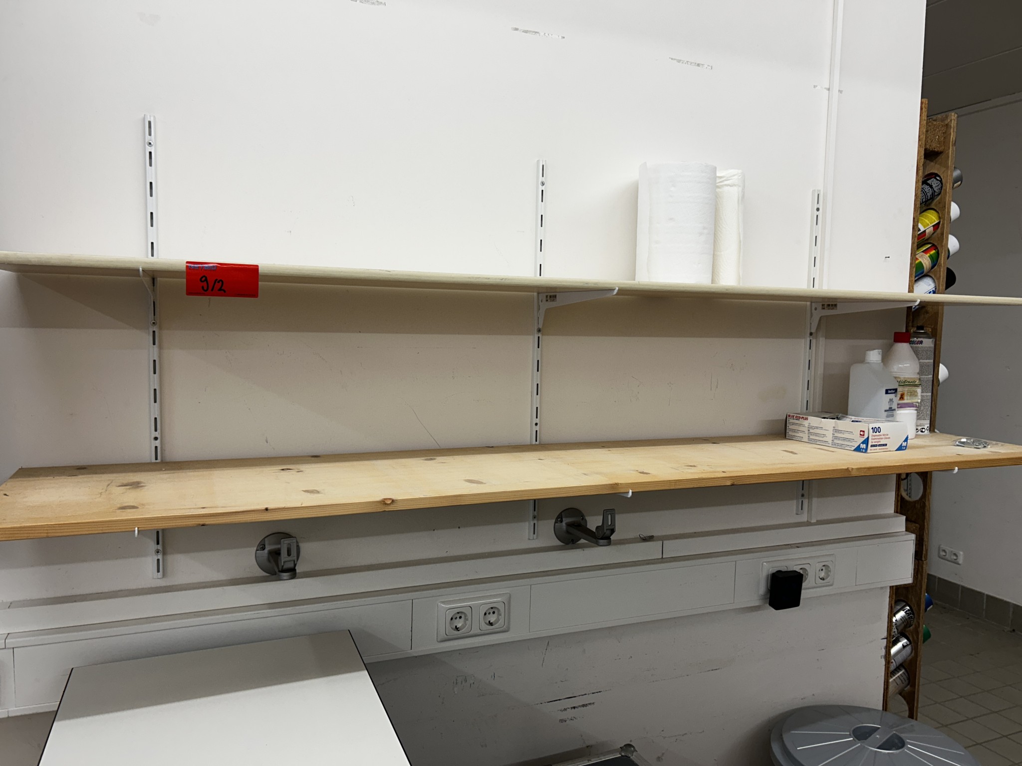 gepflegte, hochwertige Medientechnik sowie Büroausstattung-5