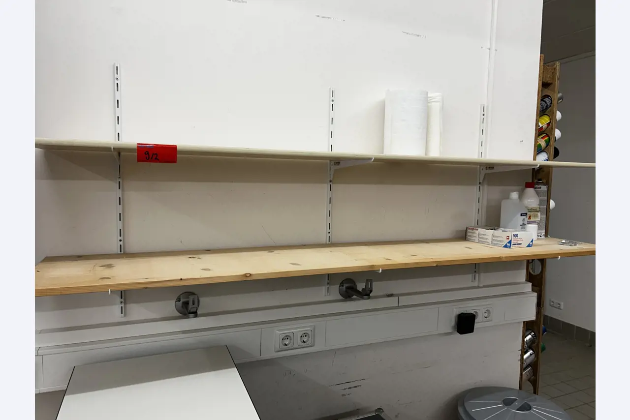 gepflegte, hochwertige Medientechnik sowie Büroausstattung-5