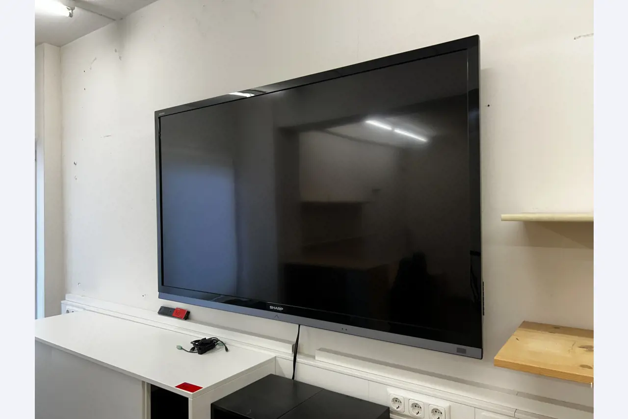 gepflegte, hochwertige Medientechnik sowie Büroausstattung-1