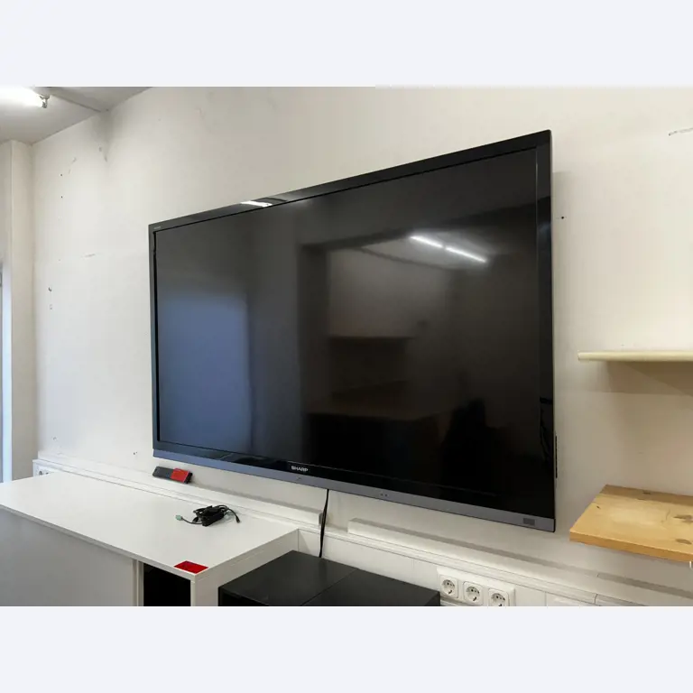 gepflegte, hochwertige Medientechnik sowie Büroausstattung-1