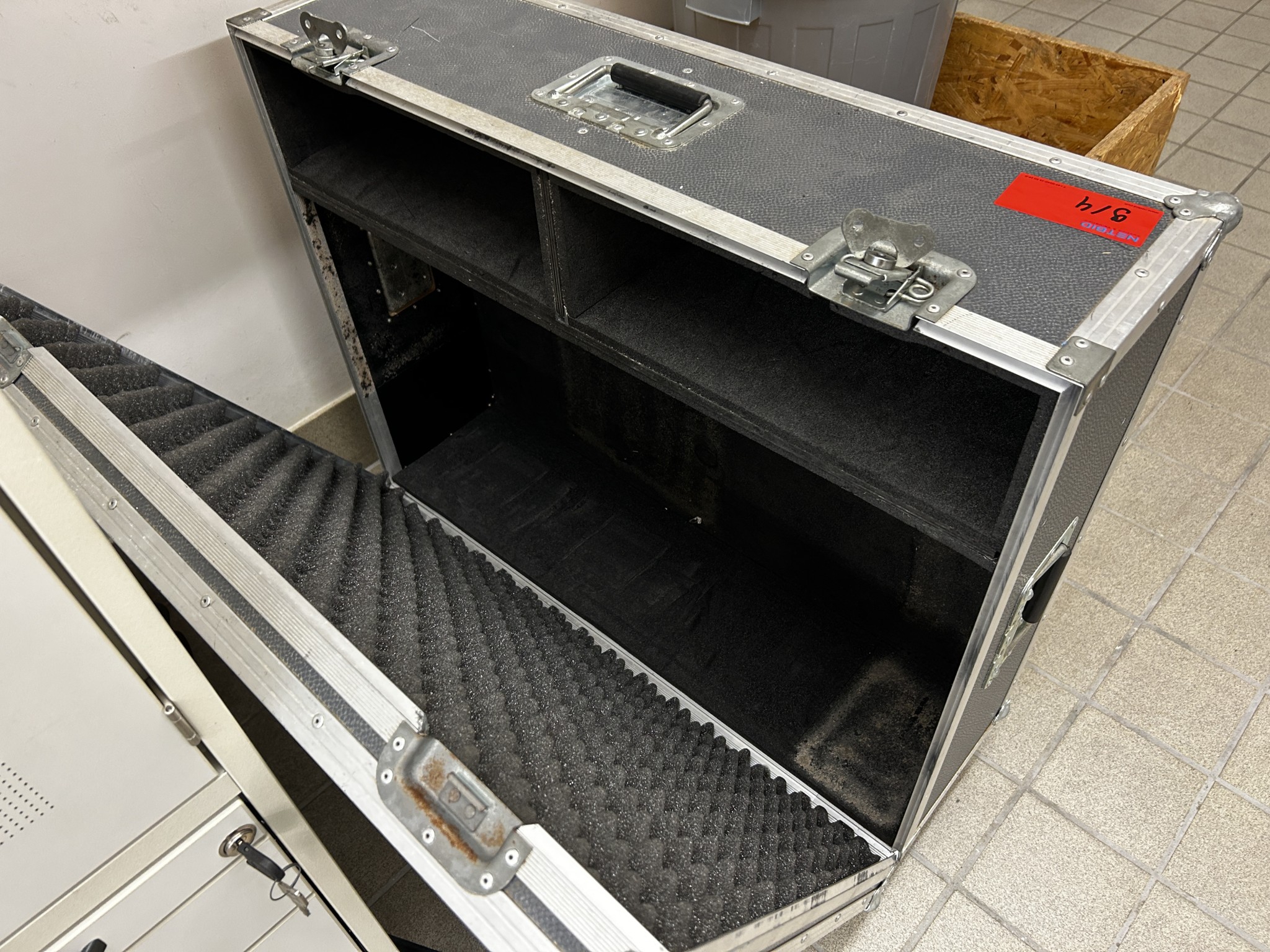 gepflegte, hochwertige Medientechnik sowie Büroausstattung-2