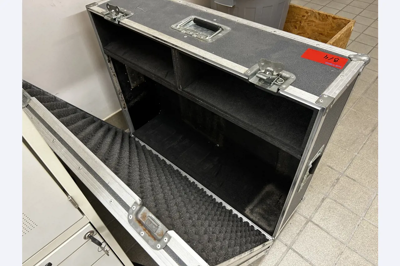 gepflegte, hochwertige Medientechnik sowie Büroausstattung-2