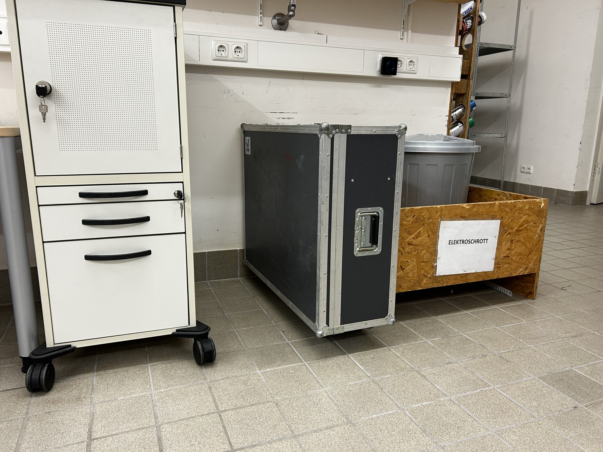 gepflegte, hochwertige Medientechnik sowie Büroausstattung-1