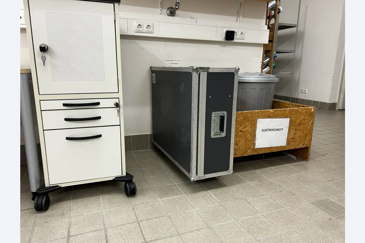 gepflegte, hochwertige Medientechnik sowie Büroausstattung-1