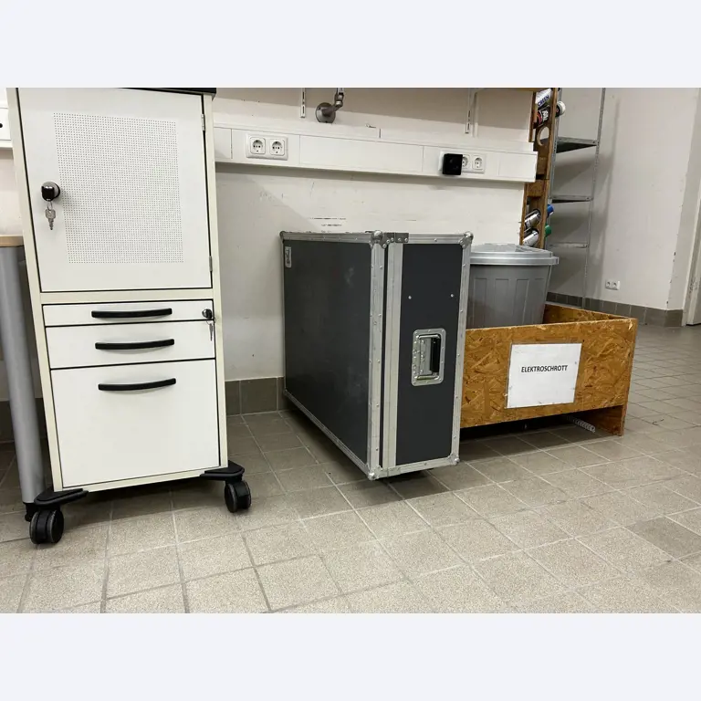 gepflegte, hochwertige Medientechnik sowie Büroausstattung-1