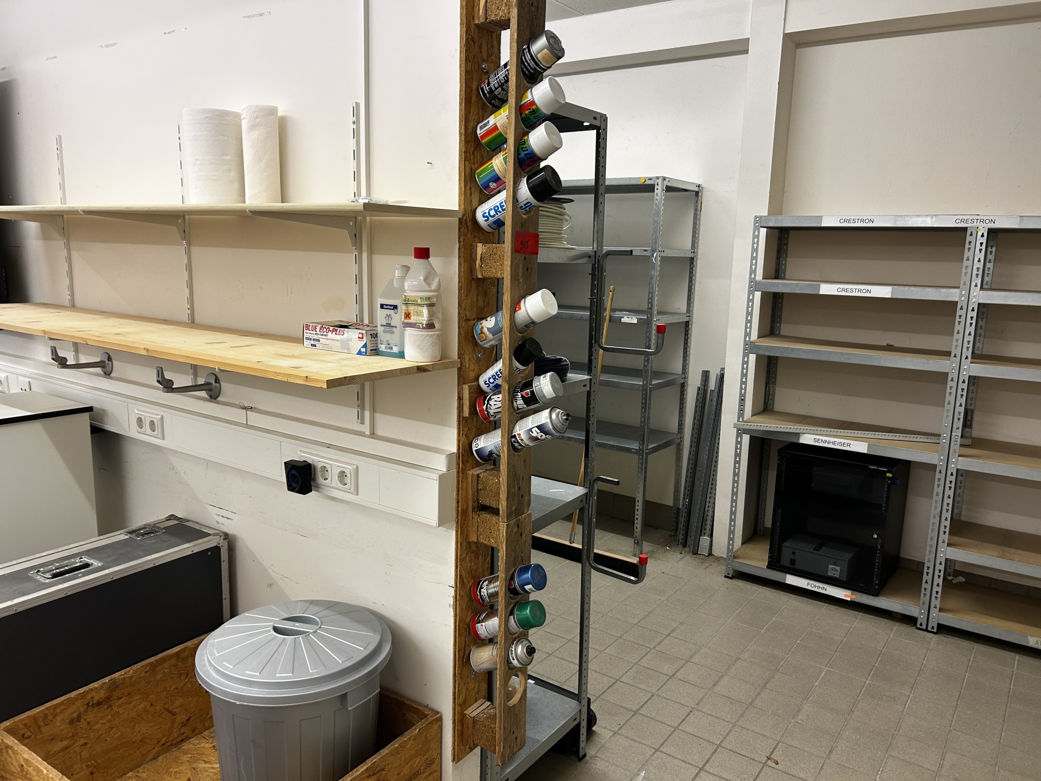 gepflegte, hochwertige Medientechnik sowie Büroausstattung-1