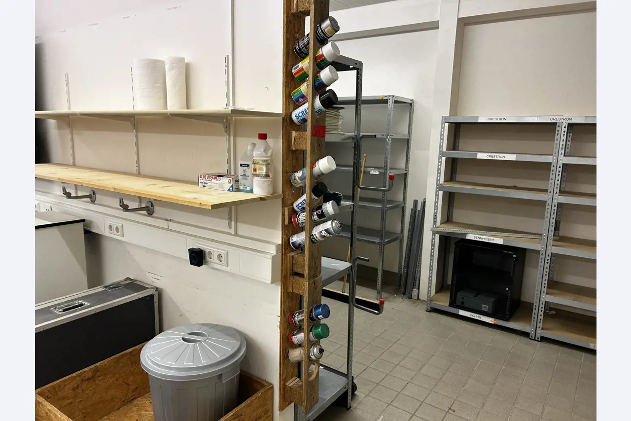 gepflegte, hochwertige Medientechnik sowie Büroausstattung-1