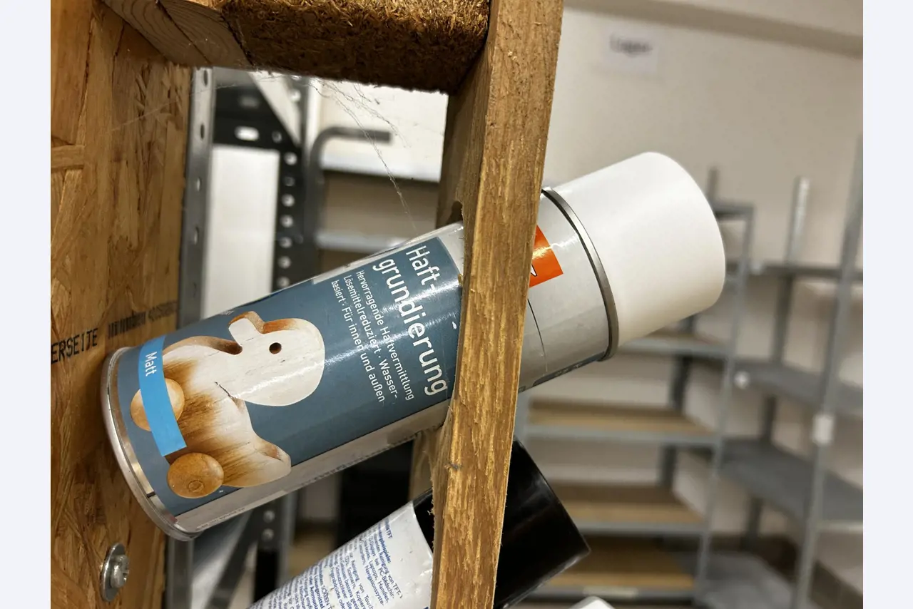 gepflegte, hochwertige Medientechnik sowie Büroausstattung-4