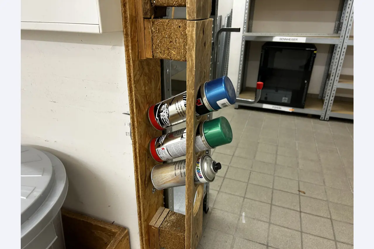 gepflegte, hochwertige Medientechnik sowie Büroausstattung-8